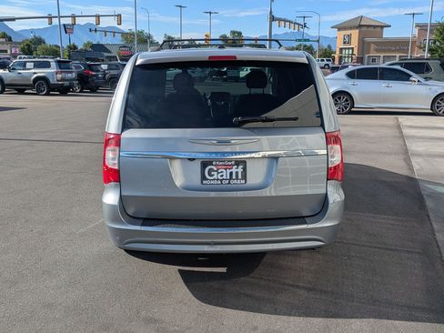 Used 2015 Chrysler Town & Country Touring w/ Driver Convenience Group FWD image 7