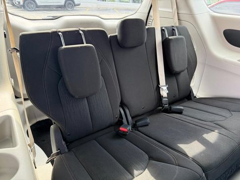 Used 2017 Chrysler Pacifica LX FWD image 8