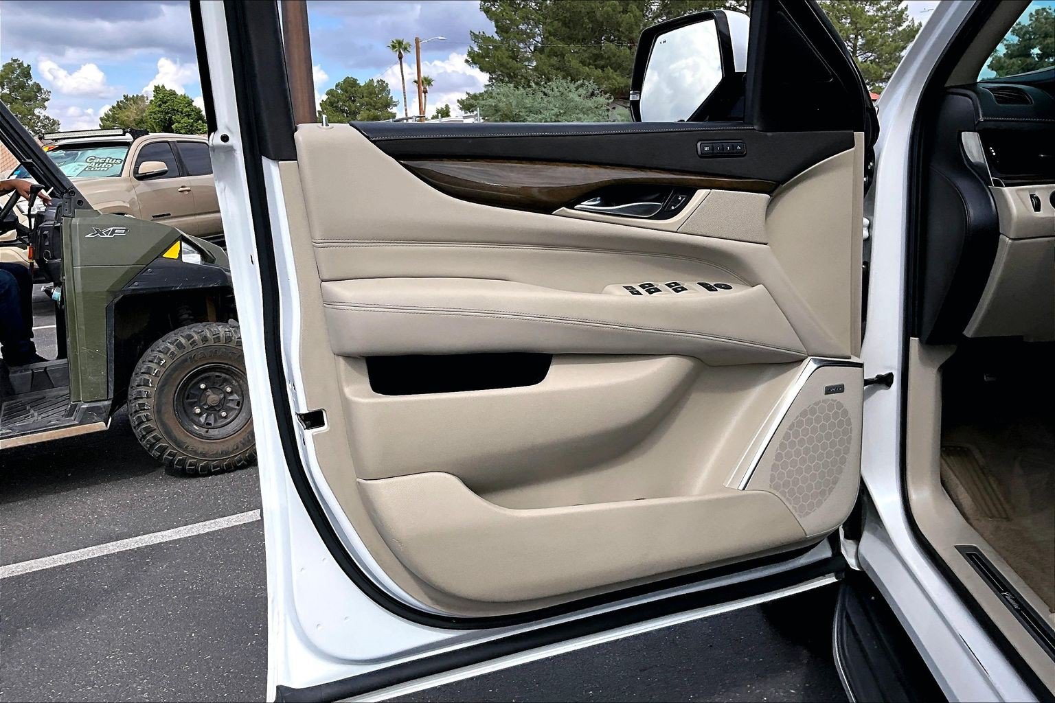 Used 2018 Cadillac Escalade Luxury AWD/4WD image 17