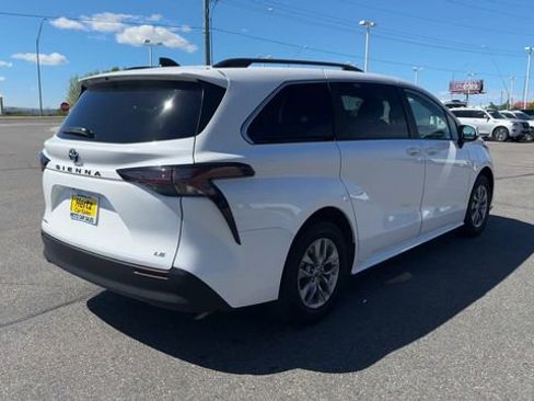 Used 2025 Toyota Sienna LE AWD/4WD image 8