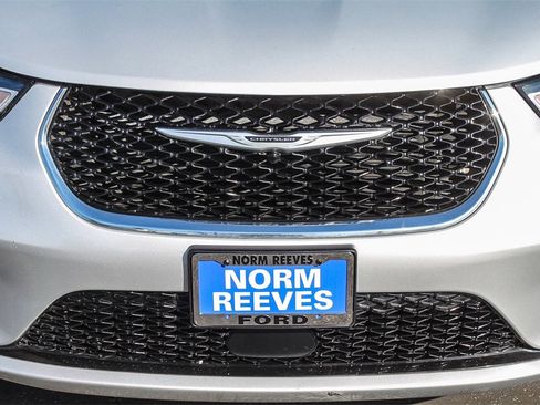 Used 2024 Chrysler Pacifica Touring-L image 6