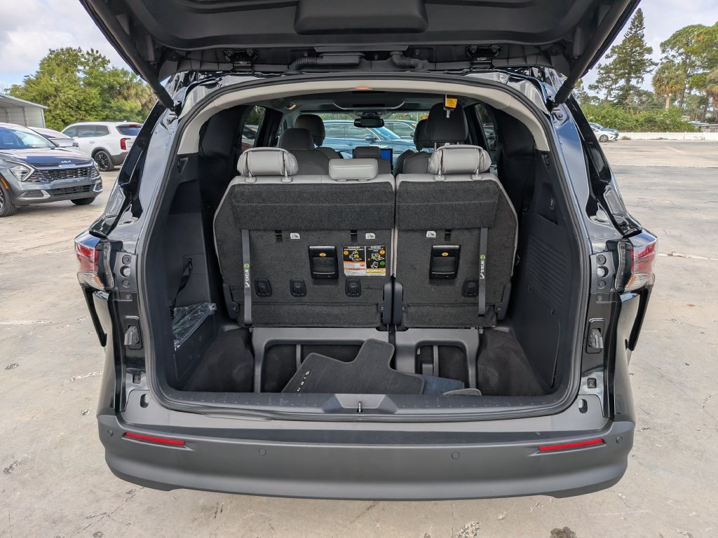 Used 2026 Toyota Sienna XLE FWD image 14