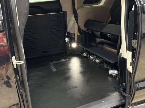 Used 2022 Chrysler Voyager LX image 29