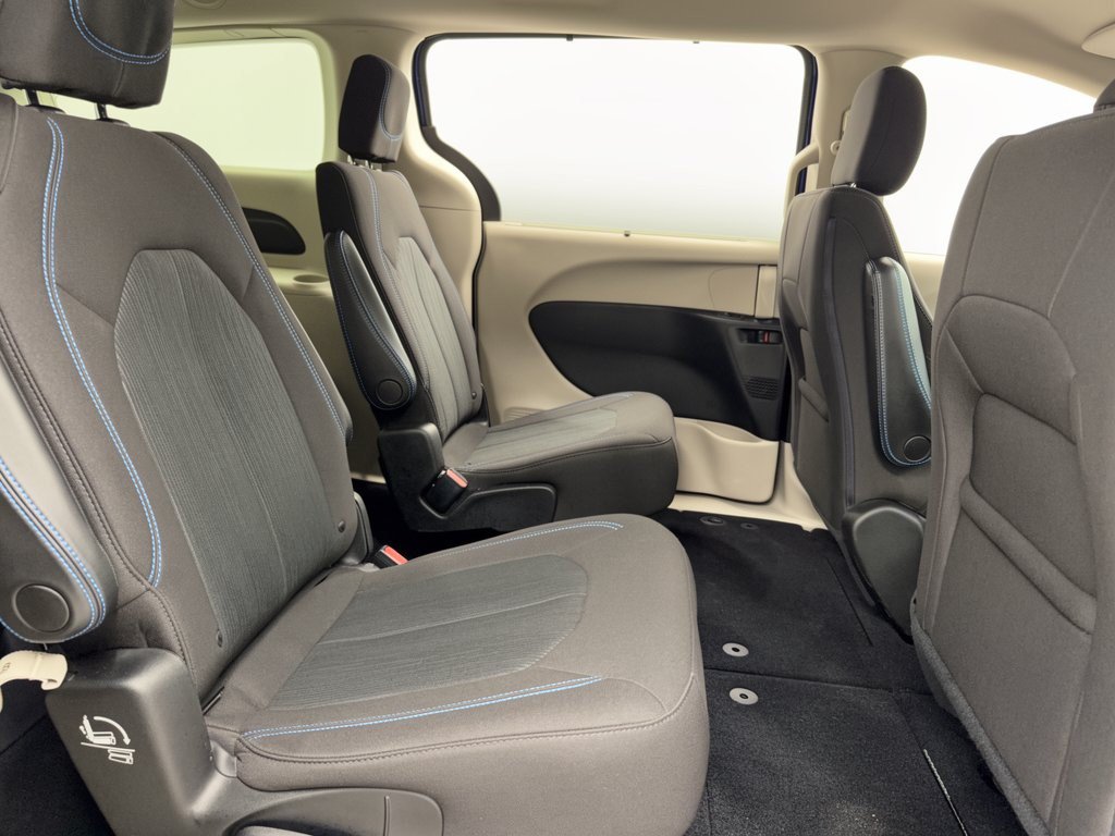 Used 2021 Chrysler Pacifica Touring FWD image 29