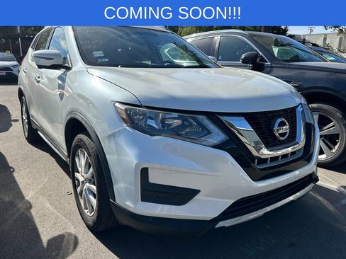 Used 2017 Nissan Rogue SV image 2