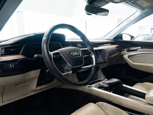 Used 2019 Audi e-tron Prestige w/ Prestige Package image 7