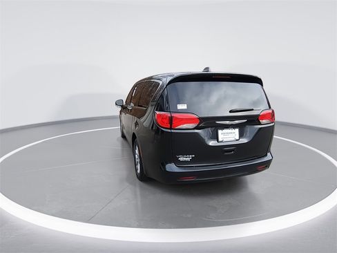 Used 2022 Chrysler Voyager LX image 7