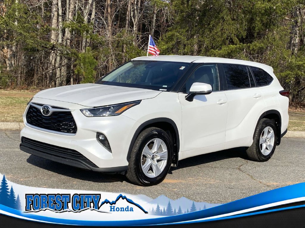 Used 2023 Toyota Highlander LE AWD/4WD image 1