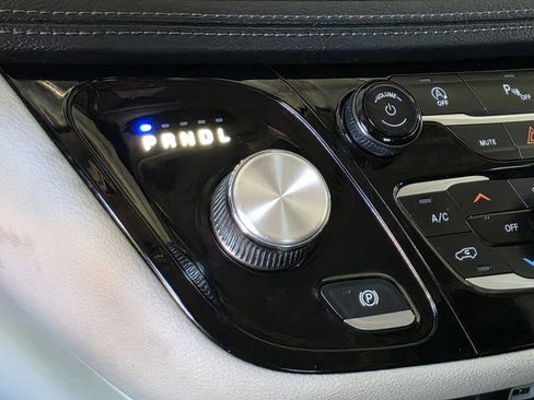 Used 2020 Chrysler Pacifica Limited image 26