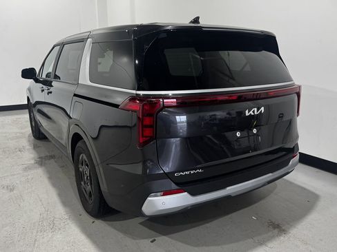 Used 2025 Kia Carnival FWD image 36