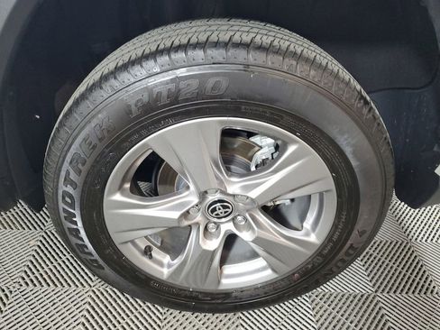 Used 2025 Toyota RAV4 XLE AWD/4WD image 10