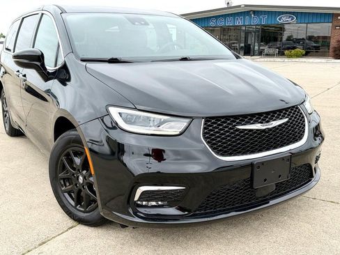 Used 2025 Chrysler Pacifica Select FWD image 8