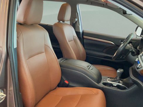 Used 2019 Toyota Highlander Limited Platinum FWD image 40