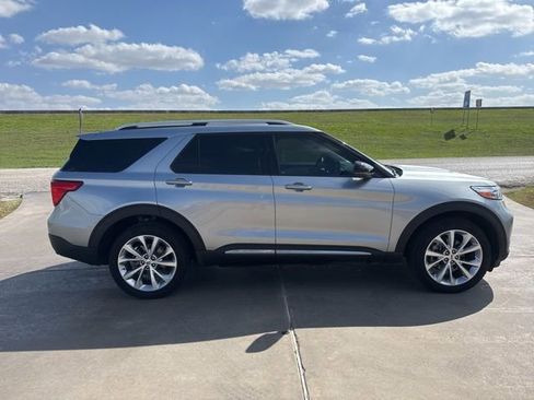 Used 2023 Ford Explorer Platinum w/ Technology Package image 3