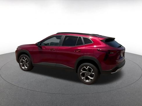 Used 2025 Chevrolet Trax LT FWD image 4