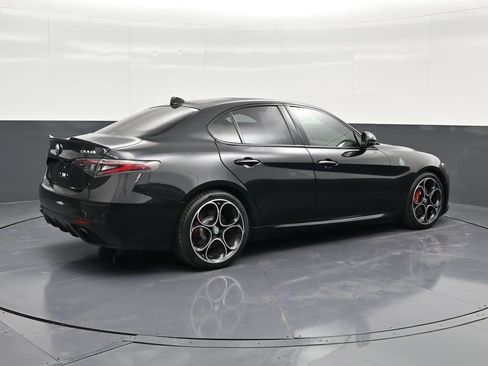 Used 2024 Alfa Romeo Giulia Veloce image 3