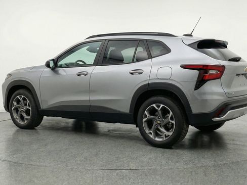 Used 2025 Chevrolet Trax LT w/ LT Convenience Package image 6