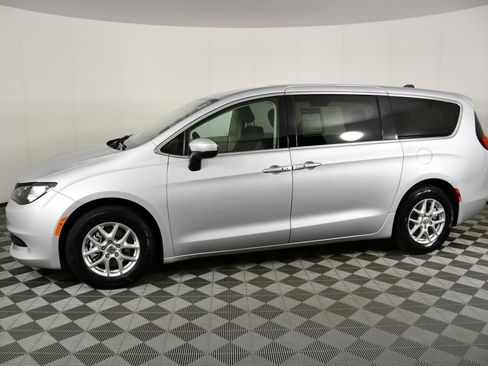 Used 2022 Chrysler Voyager LX image 9