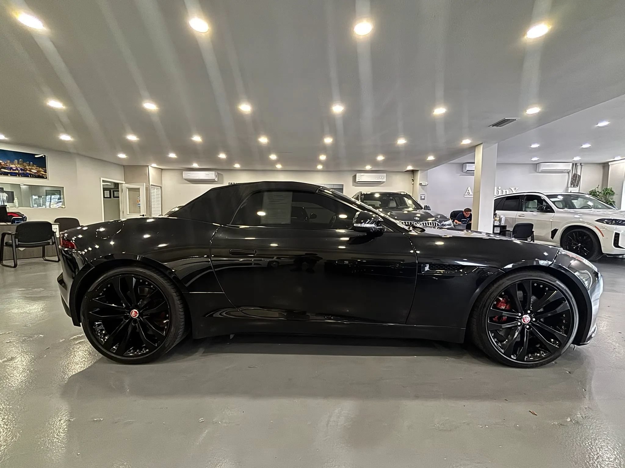 Used 2020 Jaguar F-TYPE Convertible RWD image 8