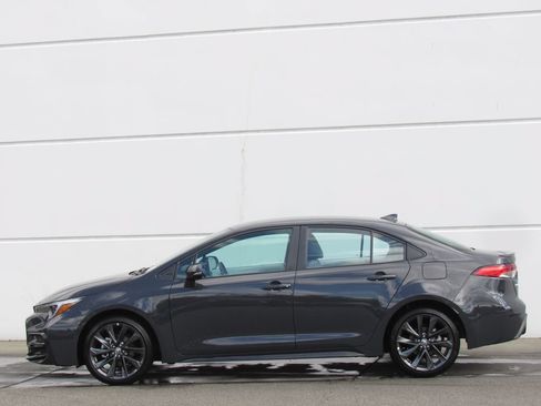Certified 2025 Toyota Corolla SE FWD image 4