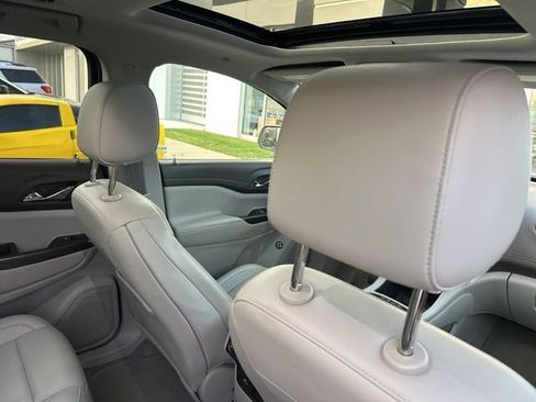 Used 2023 GMC Acadia SLT w/ Preferred Package image 13