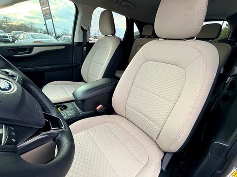 Used 2022 Ford Escape SE w/ SE Sport Appearance Package image 16