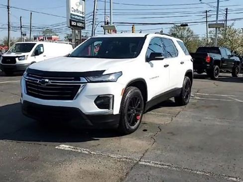Certified 2023 Chevrolet Traverse LT FWD image 2