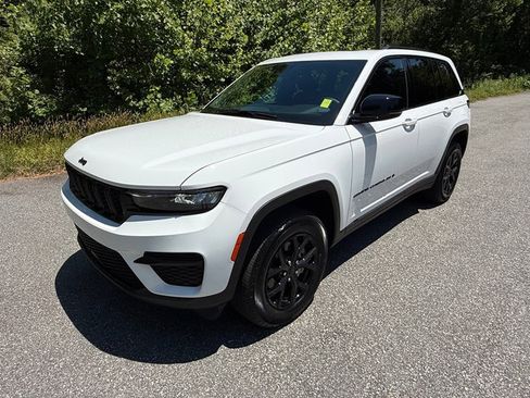 Used 2025 Jeep Grand Cherokee Altitude AWD/4WD image 2
