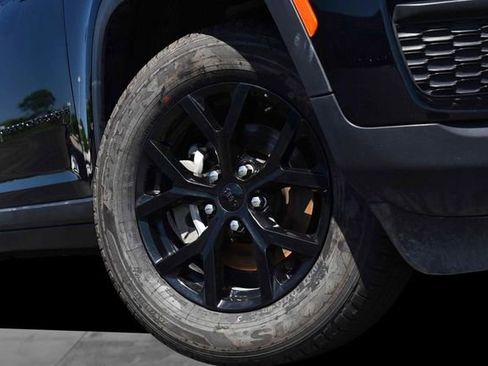 Used 2024 Jeep Grand Cherokee Altitude AWD/4WD image 3