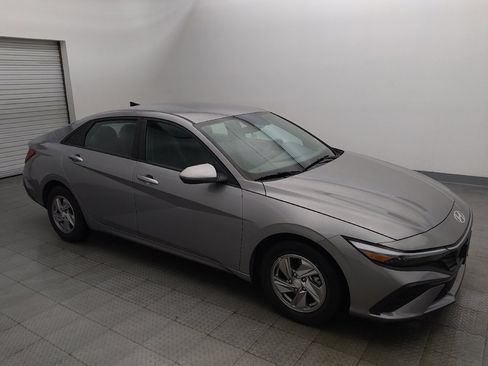 Used 2025 Hyundai Elantra SE FWD image 11