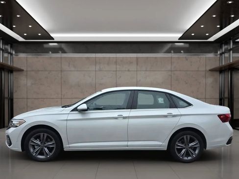 Used 2023 Volkswagen Jetta SE image 4