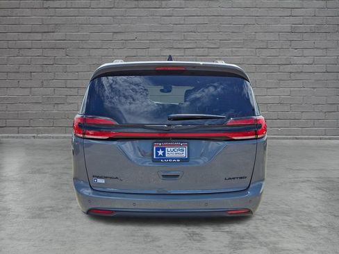 Used 2025 Chrysler Pacifica Limited FWD image 10