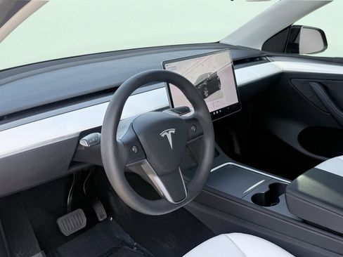 Used 2024 Tesla Model Y Long Range AWD/4WD image 28