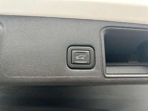 Used 2024 GMC Terrain SLT image 18