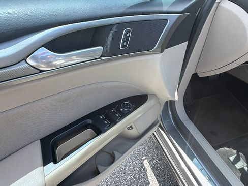Used 2017 Ford Fusion SE FWD image 15