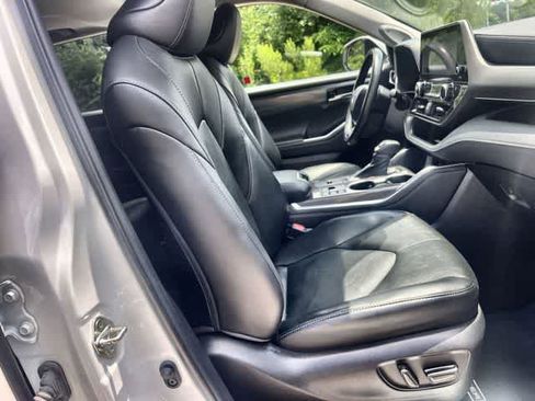 Used 2023 Toyota Highlander Limited FWD image 12