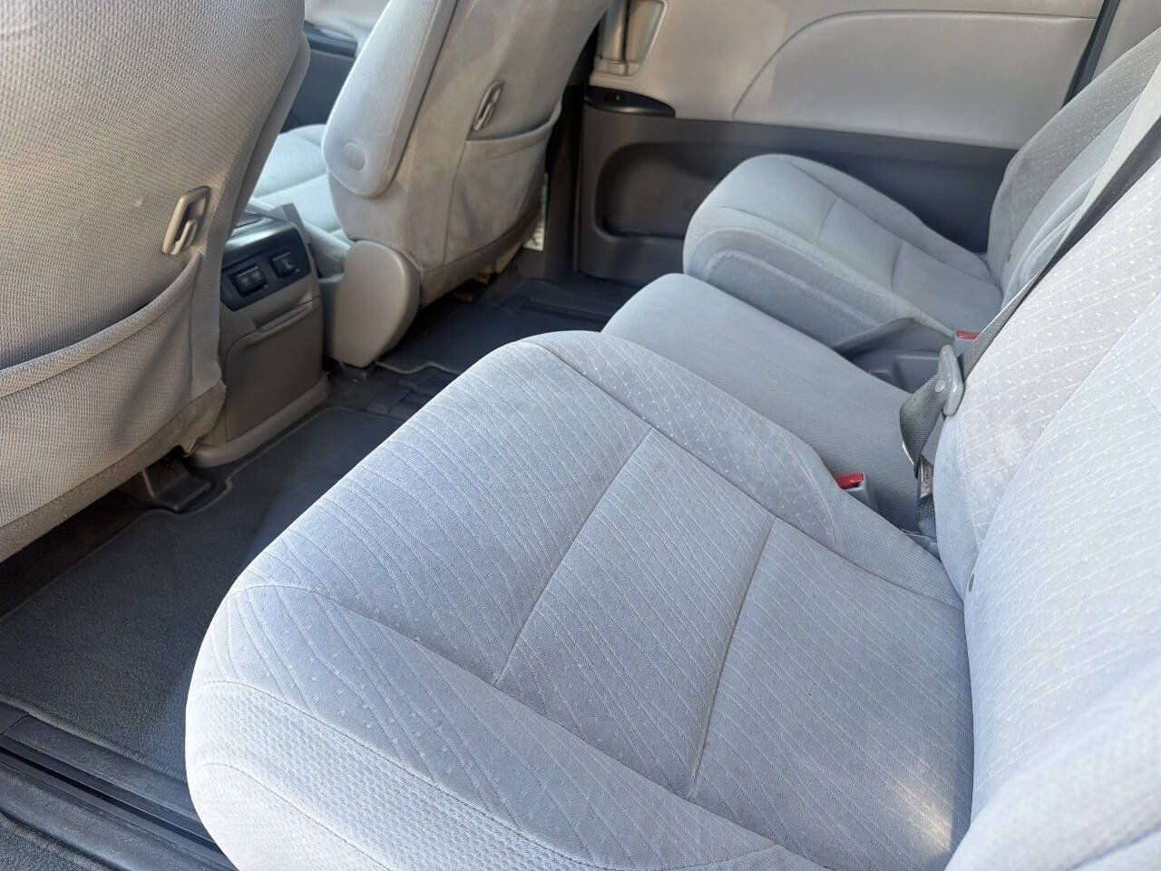Used 2018 Toyota Sienna LE w/ Carpet Mat Package FWD image 18