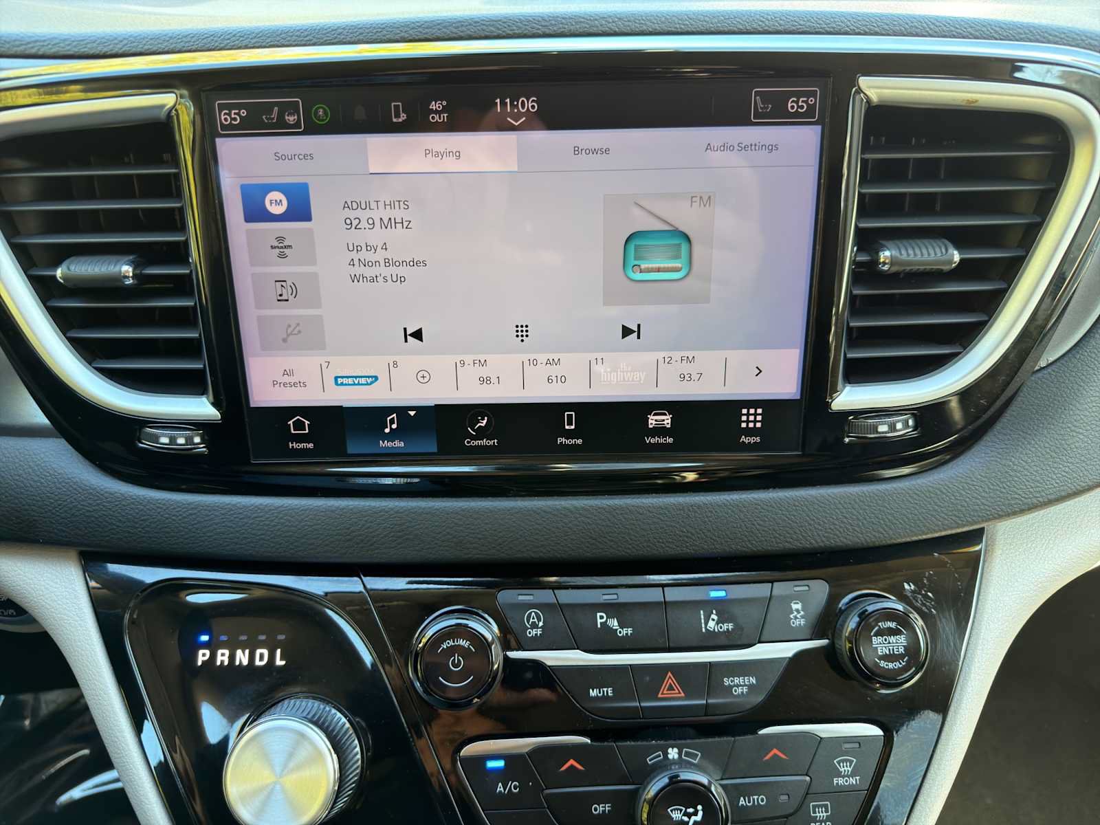 Used 2023 Chrysler Pacifica Touring-L FWD image 16