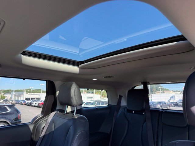 Used 2025 Kia Carnival SX w/ SX Dark Edition Package FWD image 12