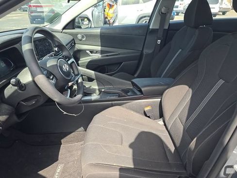 Used 2025 Hyundai Elantra SE FWD image 17