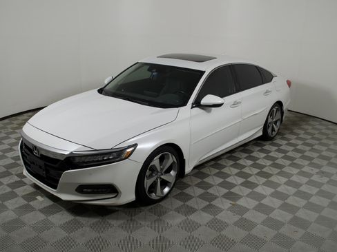 Used 2018 Honda Accord Touring image 3