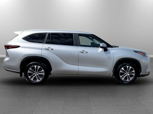Used 2024 Toyota Highlander XLE AWD/4WD image 8
