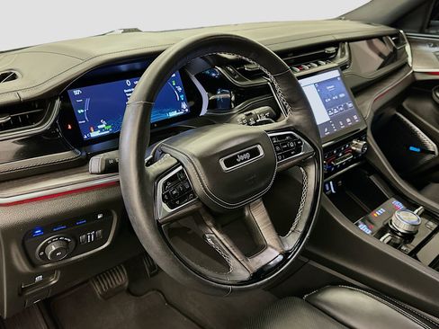 Used 2022 Jeep Grand Cherokee Overland w/ Advanced Protech Group III AWD/4WD image 18