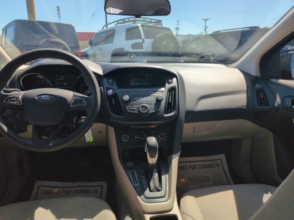 Used 2018 Ford Focus SE w/ SE Appearance Package FWD image 12