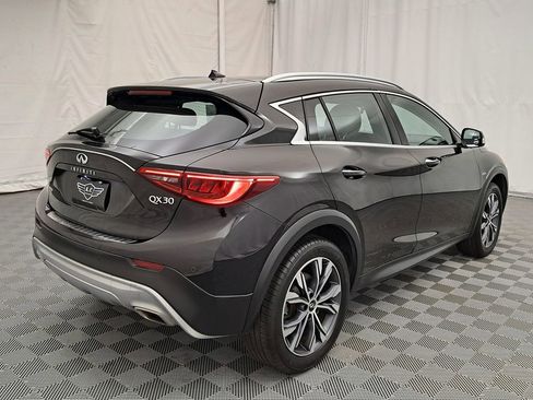 Used 2017 INFINITI QX30 Premium w/ Navigation Package image 4