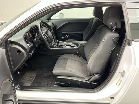 Used 2019 Dodge Challenger SXT w/ Driver Convenience Group RWD image 3