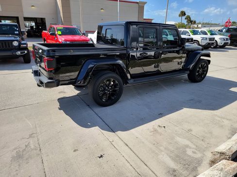 Used 2021 Jeep Gladiator Overland image 4