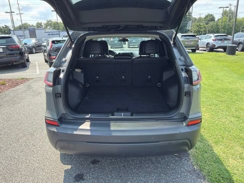 Used 2019 Jeep Cherokee Latitude Plus w/ Cold Weather Group AWD/4WD image 8