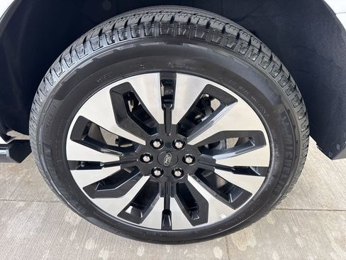 Used 2025 Ford Expedition Platinum w/ Driver's Package image 18