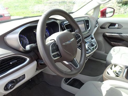 Used 2018 Chrysler Pacifica Touring Plus FWD image 16